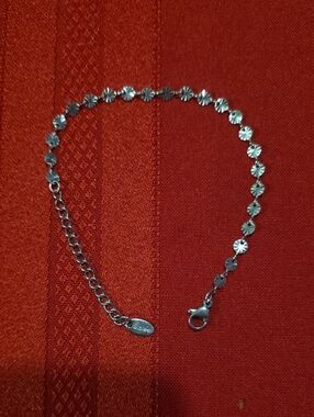 ​Beautiful and delicate 925 sterling silver bracelet featuring a gorgeous chain